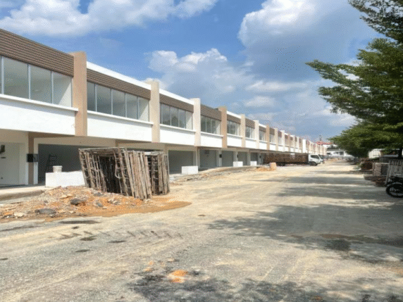 Villa Kesuma Single Story Shop for rent with High Ceiling.