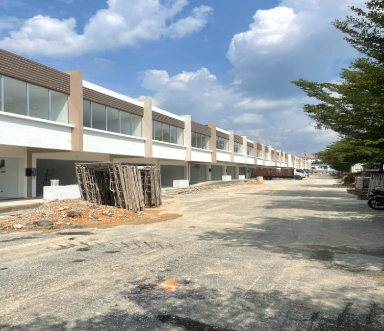 Villa Kesuma Single Story Shop for rent with High Ceiling.